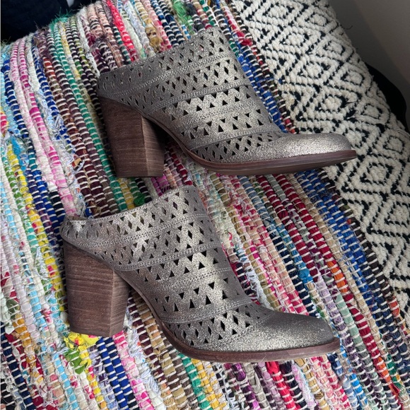 Steve Madden Harmony Mules Dusty Gold Metallic Leather Upper Block Heel Sz 9.5 - Picture 2 of 3